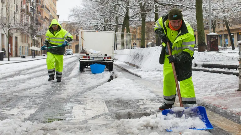 Los servicios de limpieza del Ayuntamiento de Pamplona trabajan para quitar la nieve y hielo de las calles tras la nevada de las últimas horas en la ciudad. IÑIGO ALZUGARAY