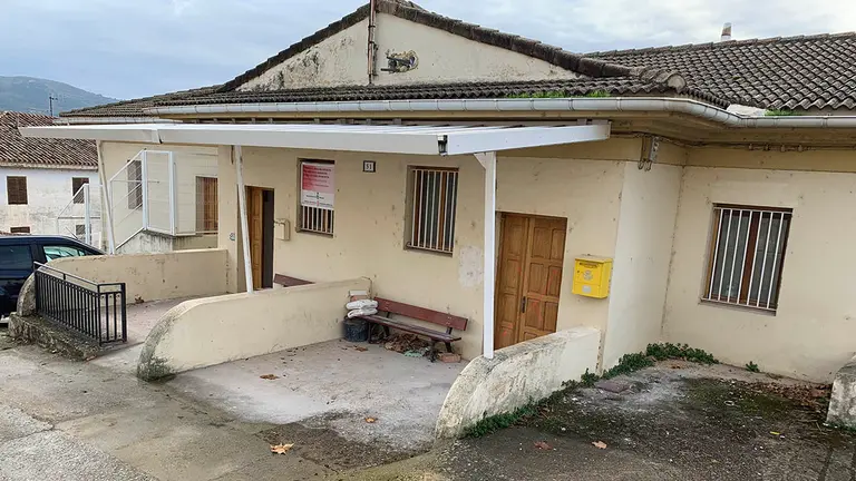 Fachada principal de la escuela de Murieta en Tierra Estella. Navarra.com