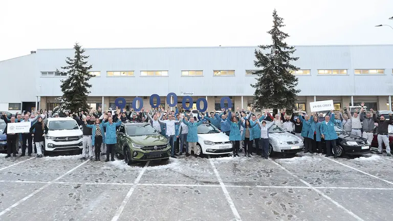 El coche 9 millones de Volkswagen Navarra, un Taigo, junto con los otros modelos Volkswagen fabricados en Landaben en la zona de oficinas. VOLKSWAGEN NAVARRA