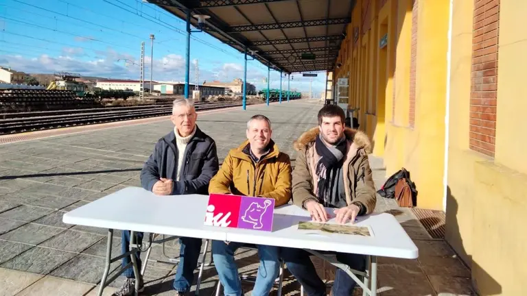 El alcalde de Castejón, David Álvarez; el portavoz de la Coordinadora Estatal por un Tren Público, Social y Sostenible, José Luis Ordoñez; y el coordinador general de IU Navarra, Carlos Guzmán, en la rueda de prensa - IUN