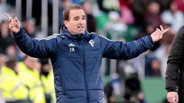 El entrenador del Osasuna, Jagoba Arrasate, durante un encuentro correspondiente a la jornada 18 de LaLiga Santander entre el Elche y el Osasuna en el estadio Manuel Martínez Valero en Elche, Alicante, este domingo. EFE/ Ana Escobar