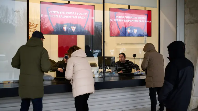 Colas en el estadio de El Sadar para la venta de las entradas para los cuartos de final de la Copa del Rey que disputará Osasuna ante el Sevilla. PABLO LASAOSA