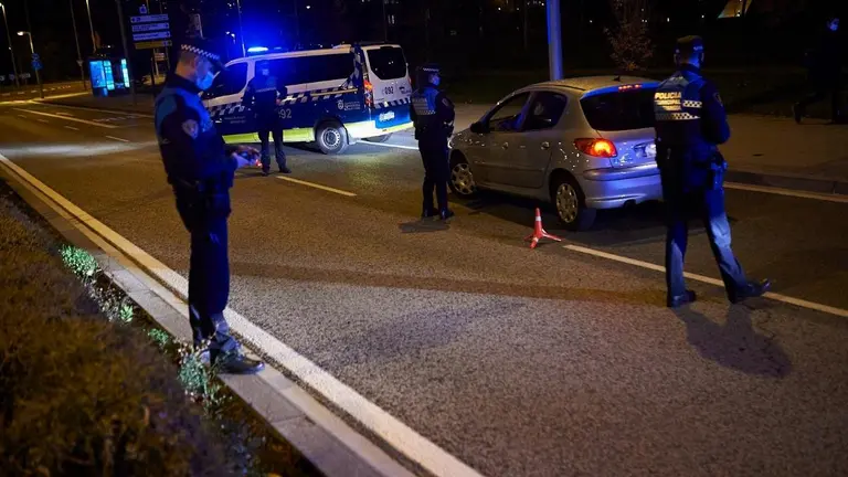 Agentes de la Policía Municipal de Pamplona en una actuación anterior. ARCHIVO