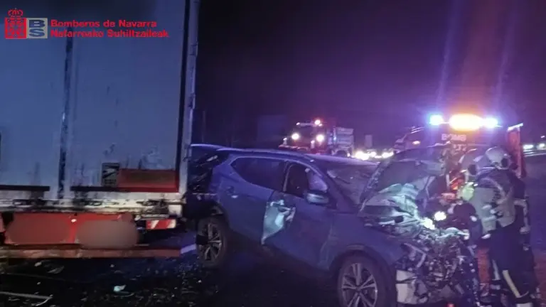 Los bomberos atienden el siniestro que ha obligado a cortar la A-15 en Navarra. BOMBEROS DE NAVARRA