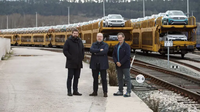 Coches montados sobre un tren a las puertas de la fábrica de Volkswagen. En la imagen Michal Dano, responsable de
Distribución; Pablo Mendivil, gerente de Programación y Control de la
Producción; y Fernando Alves, técnico en Distribución.