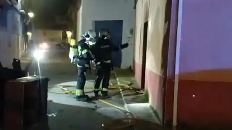 Los bomberos se encargaron del rescate y de laextinción del incendio que afectó a una familia en Cabanillas. BOMBEROS DE NAVARRA
