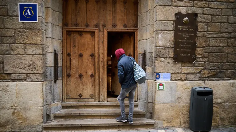 La Comisión de Asuntos Ciudadanos del Ayuntamiento visita el albergue municipal Jesús y María, que, ante las bajas temperaturas del invierno, acoge desde el pasado día 5 de enero a personas que viven en la calle. PABLO LASAOSA