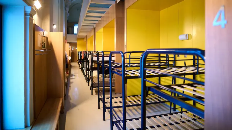 La Comisión de Asuntos Ciudadanos del Ayuntamiento visita el albergue municipal Jesús y María, que, ante las bajas temperaturas del invierno, acoge desde el pasado día 5 de enero a personas que viven en la calle. PABLO LASAOSA