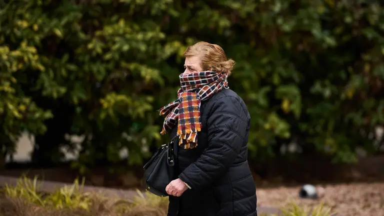 Una persona camina por las calles de Pamplona durante una mañana de frío. PABLO LASAOSA