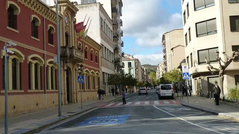 Ayuntamiento de Estella e inicio de la avenida de la Inmaculada. ARCHIVO
