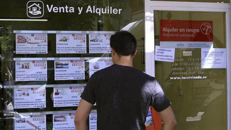 Un hombre, ante el escaparate de una inmobiliaria. EFE. (1)