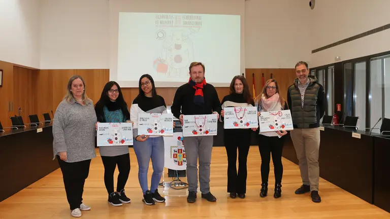 En la entrega de premios han estado presentes los representantes de los 18
comercios participantes y la corporación municipal. VALLE DE EGÜÉS