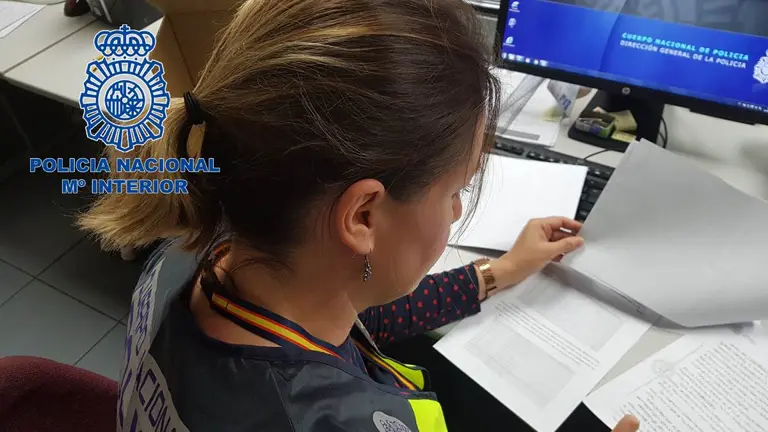 Una agente de la Brigada Provincial de Policía Judicial examina la documentación del caso. POLICÍA NACIONAL