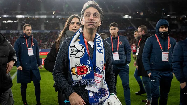 El padre de Luismi, jugador del CD Fuentes fallecido en accidente de tráfico, durante el homenaje recibido en El Sadar.