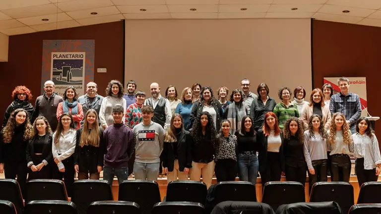 Imagen de grupo de todos los participantes en el acto de presentación de trabajos del BI+ del IES Barañain celebrado en el Planetario de Pamplona. UPNA