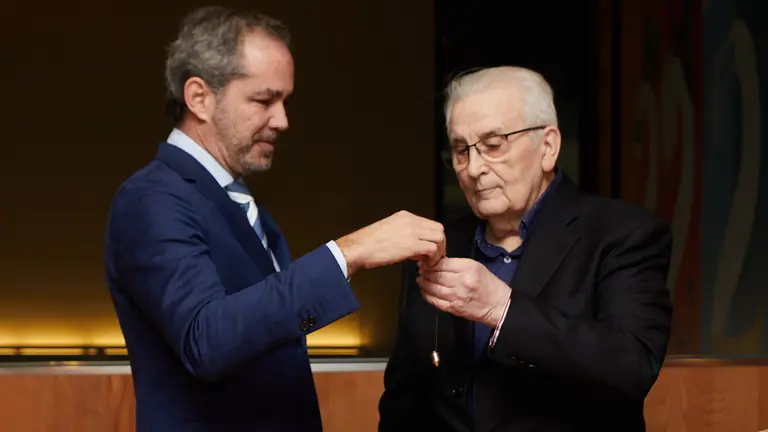 Entrega del premio 'Plomada de Oro', del Colegio Oficial de Arquitectos Vasco Navarro (COAVN), al arquitecto Francisco Javier Alcalde Cilveti. IÑIGO ALZUGARAY