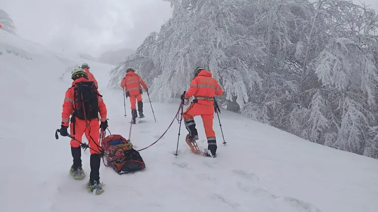 Los bomberos de Navarra se forman en el rescate de personas accidentadas en la nieve. BOMBEROS DE NAVARRA