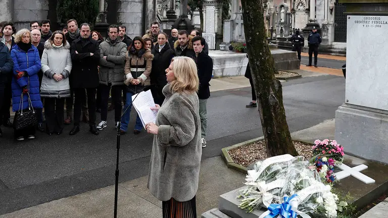La portavoz del PP en el Congreso de los Diputados, Cuca Gamarra (2i),junto al presidente del partido en el Pais Vasco, Carlos Iturgaiz (c), y el portavoz para la campaña electoral, Borja Sémper (c), escuchan la intervención de la hermana del expresidente del PP de Gipuzkoa asesinado por ETA Gregorio Ordóñez, Consuelo Ordoñez (d), durante un responso en su memoria ante su tumba en el cementerio de San Sebastián, con motivo del vigésimo octavo de su muerte a manos de ETA. EFE/Juan Herrero.