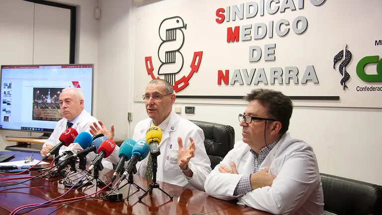 Los médicos Alberto Pérez (c) y Juan Ramón Sanchiz (d) han ofrecido este lunes en Pamplona una rueda de prensa del Sindicato Médico de Navarra sobre la huelga convocada a partir del 1 de febrero. EFE/Iñaki Porto