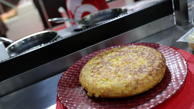 Una tortilla de patatas lista para servir en un bar, en Madrid (España) a 24 de febrero de 2020.
24 FEBRERO 2020 CAMARERO;COCINERO;HOSTELERÍA;COMIDA;BEBIDA;SERVICIO
Jesús Hellín / Europa Press
(Foto de ARCHIVO)
24/2/2020