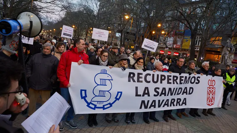 Concentración convocada por el Sindicato Médico de Navarra bajo el lema 'Recuperemos la sanidad navarra'. IÑIGO ALZUGARAY