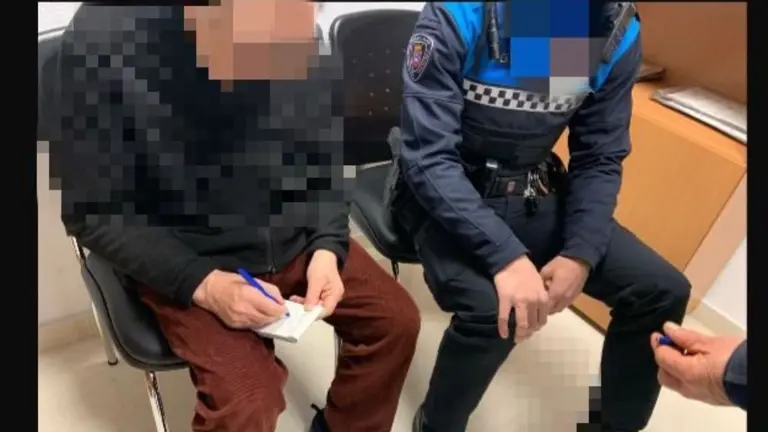 La Policía Municipal de Pamplona atiende a un hombre con alzheimer que caminaba desorientado por la calle. POLICÍA MUNICIPAL DE PAMPLONA