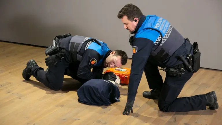 Dos agentes de la Policía Municipal de Pamplona realizan un simulacro de reanimación con desfibrilador. CEDIDA