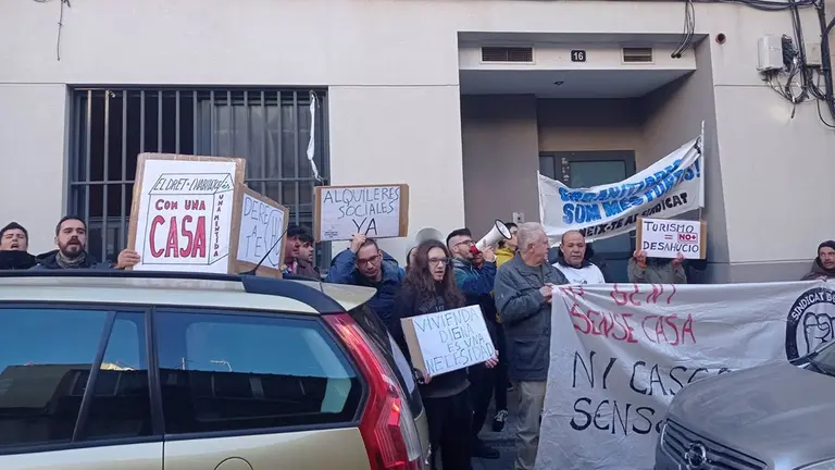 Desahucian a una mujer de 70 años y a su hijo con discapacidad tras la compra de un fondo buitre. SINDICAT DE BARRI DE CAROLINAS