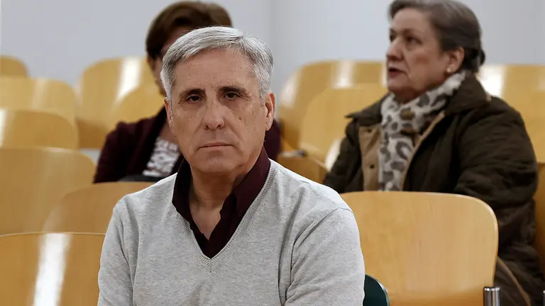 El vecino de Azagra acusado de intentar asesinar a su pareja hace dos años ha asegurado que desconoce cómo llegó a sus manos el bastón con el que se le acusa de golpear a la mujer, una agresión que no recuerda y tras la que “nunca” pensó que él la hubiera matado, como sí dijo cuando se presentó en la comisaría de la Policía foral después de los hechos. Lo ha dicho en la intervención inicial del juicio iniciado este jueves por un delito de asesinato en grado de tentativa, del que se acusa a Santiago M.M. y por el que el fiscal pide 14 años y medio de cárcel, en una declaración en la que tan solo ha querido contestar al fiscal y a su defensa, aunque en numerosas ocasiones ha dicho no recordar los hechos.EFE/ Jesus Diges