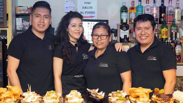 Roberto Campos, propietario del bar La Traca junto a su mujer e hijos. CEDIDA