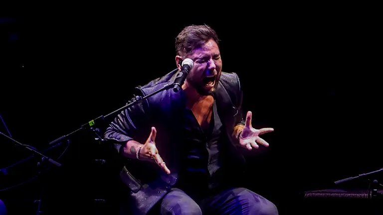 Miguel Poveda durante el homenaje al músico Paco de Lucía en el Teatro Real, a 27 de julio de 2022, en Madrid (España). Se trata del primer tributo organizado por su familia a través de la Fundación que lleva su nombre. En el ciclorama del Teatro también se proyectará buena parte del archivo del músico: vídeos, declaraciones y testimonios inéditos que servirán para profundizar en todo aquello que convirtió a Paco de Lucía en uno de los mayores genios de la música del siglo XX.
Ricardo Rubio / Europa Press
(Foto de ARCHIVO)
30/7/2022