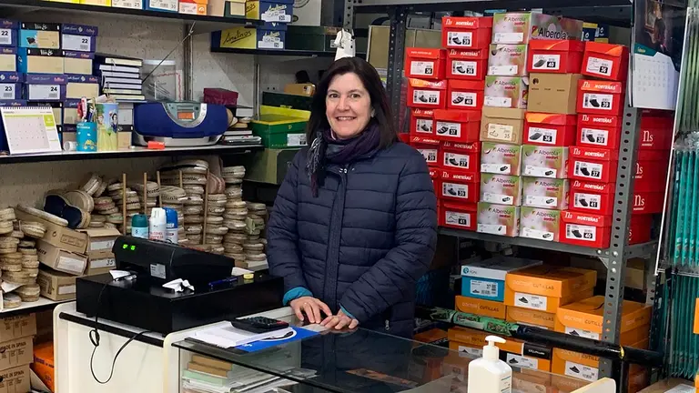 Elena Asiáin en el interior de calzados Guelbenzu. Navarra.com