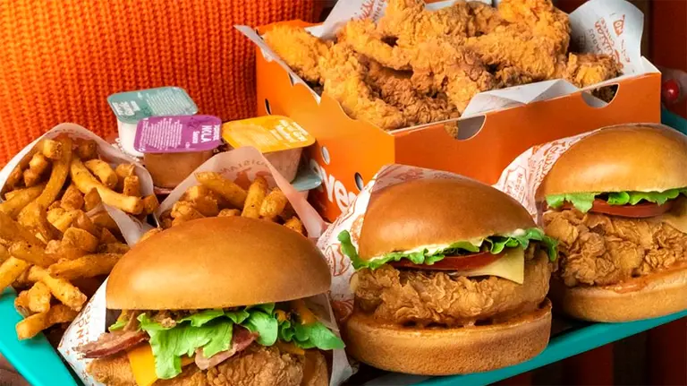 La franquicia Popeyes llega a Navarra con la apertura de dos nuevos restaurantes.