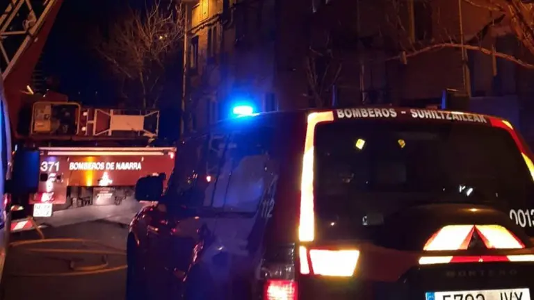 Bomberos de Estella sofocaron el incendio en la chimenea. BOMBEROS