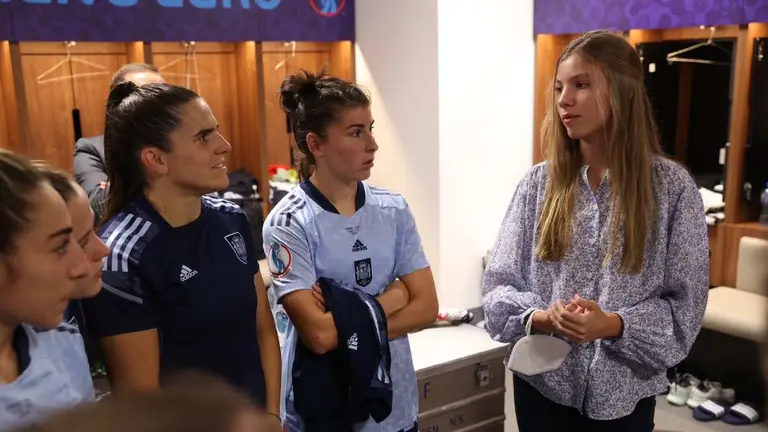La infanta Sofia junto con las jugadoras de la Seleccion Española femenina de futbol. CASA REAL