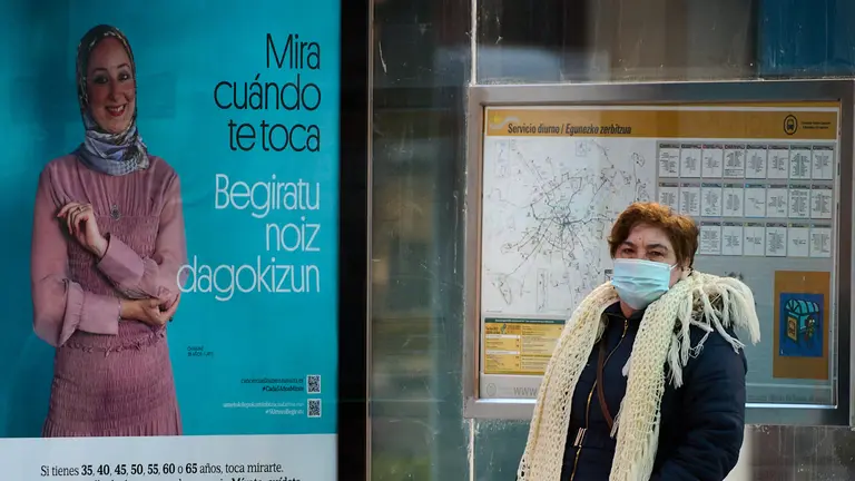 Varios usuarios cogen la vilalvesa durante el útimo día de mascarillas obligatorias en el trasnporte público de Pamplona desde el inicio de la pandemia. PABLOLASAOSA