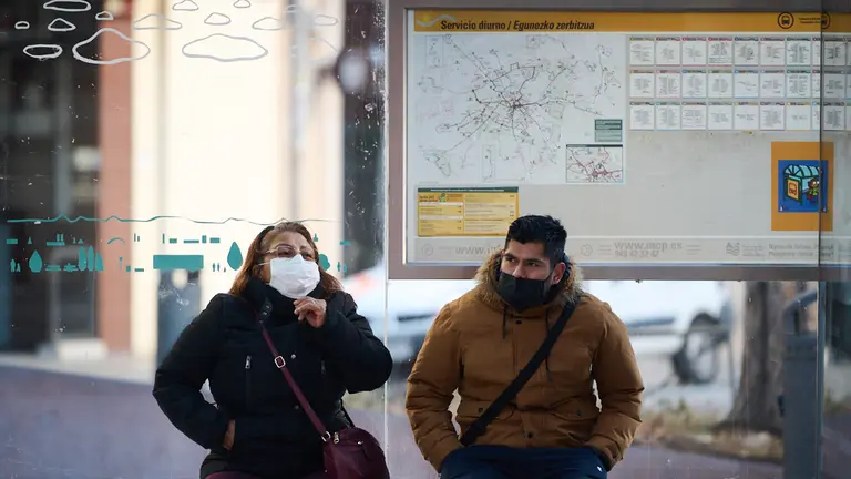 Varios usuarios cogen la vilalvesa durante el útimo día de mascarillas obligatorias en el trasnporte público de Pamplona desde el inicio de la pandemia. PABLOLASAOSA