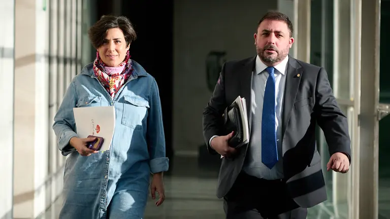 María Solana y Unai Hualde, de Geroa Bai, en su llegada a la Mesa y Junta de Portavoces. PABLO LASAOSA