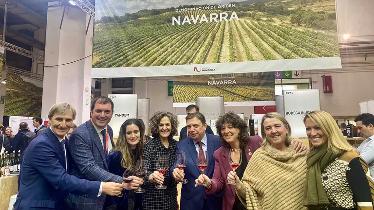 La consejera Itziar Gómez brinda junto a Luis Planas, ministro de Agricultura, Pesca y Alimentación, y Teresa Jordà, consellera de Acción Climática, Alimentación y Agenda Rural de la Generalitat de Catalunya.