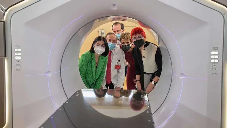 La ministra de Sanidad, Carolina Darias (i); la presidenta de Navarra, María Chivite (2d); la consejera de Salud, Santos Induráin (d), y el Jefe de Servicio de Oncología Radioterápica del Hospital Universitario de Navarra Enríque Martínez (2i), y el Jefe de Radiofísica Santiago Miquélez (c) durante su visita a los equipos de última generación instalados en el Servicio de Oncología Radioterápica del HUN, que forman parte de una renovación tecnológica más amplia del SNS-O realizada con fondos INVEAT. EFE/Iñaki Porto