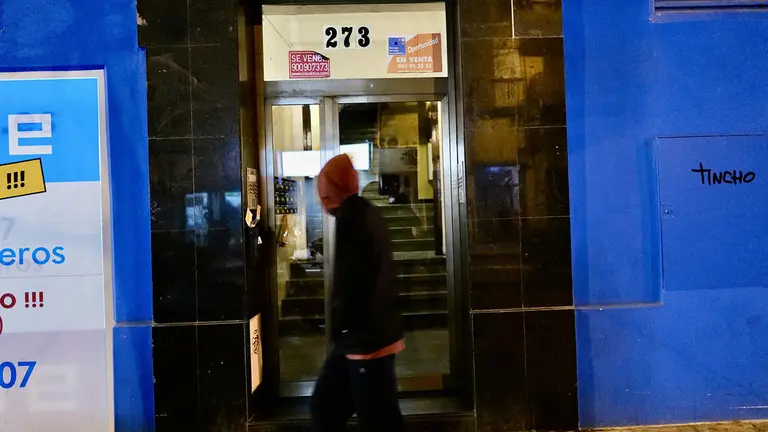 Portal de la vivienda en la que se ha producido el homicidio, a 5 de febrero de 2023, en Zaragoza, Aragón (España). Una mujer de 32 años ha sido detenida este domingo en la capital aragonesa, como presunta autora de un homicidio de un hombre de 26 años. FABIÁN SIMÓN / EUROPA PRESS