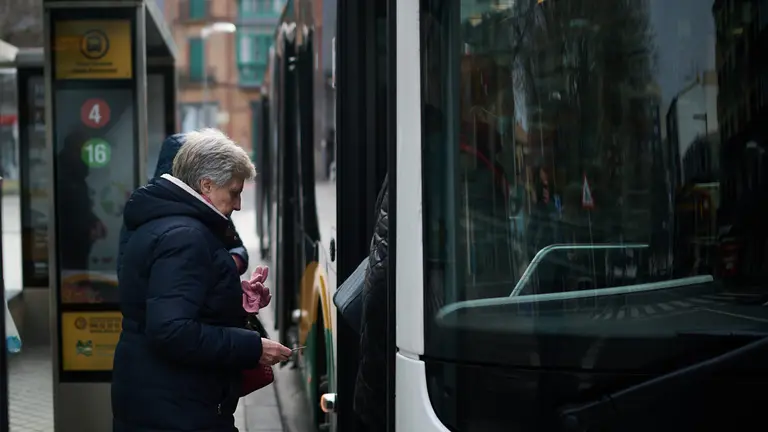 Primer día sin mascarillas en el trasmporte público en Pamplona. PABLO LASAOSA