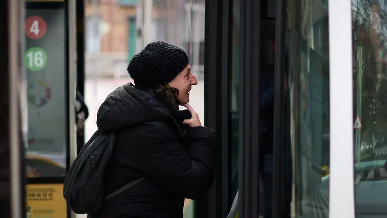 Primer día sin mascarillas en el trasmporte público en Pamplona. PABLO LASAOSA