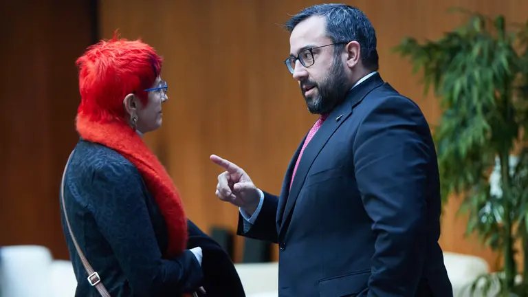 La consejera de Salud del Gobierno de Navarra, Santos Induráin, y el vicepresidente primero y consejero de Presidencia, Igualdad, Función Pública e Interior, Javier Remírez, dialogan en el atrio del Parlamento de Navarra. IÑIGO ALZUGARAY