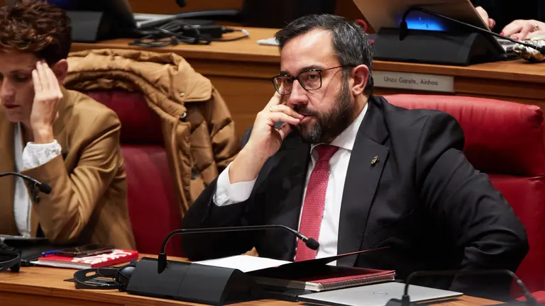 La presidenta de Navarra, María Chivite, y el vicepresidente primero y consejero de Presidencia, Igualdad, Función Pública e Interior del Gobierno de Navarra, Javier Remírez, en el pleno del Parlamento de Navarra. IÑIGO ALZUGARAY