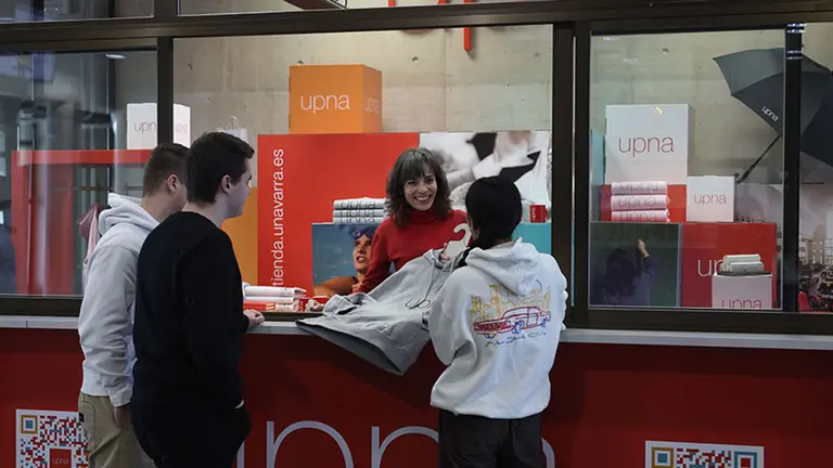 La UPNA inaugura una tienda física en el Aulario donde podrán adquirirse productos de su marca. UPNA