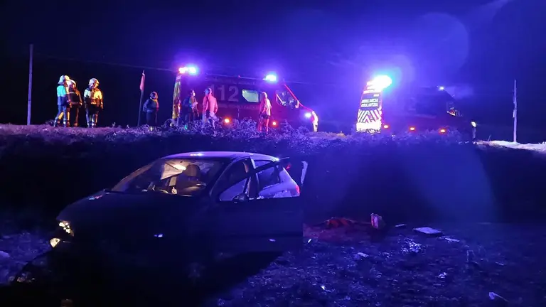 Una ambulancia trasladó a la persona herida al Hospital Universitario de Navarra, En la imagen, dos ambulancias del 112 tras atender a los heridos. BOMBEROS DE NAVARRA