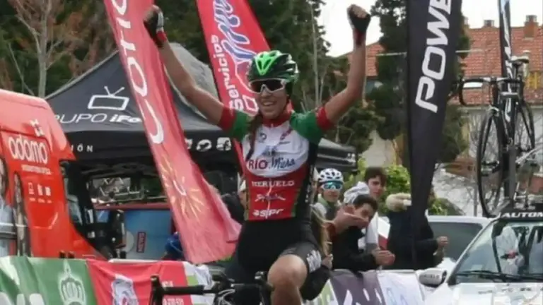 Estela Domínguez levantando los brazos tras una victoria.
RRSS