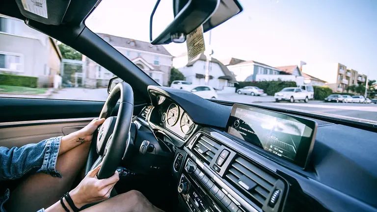 Un conductor al volante de su vehículo. CEDIDA