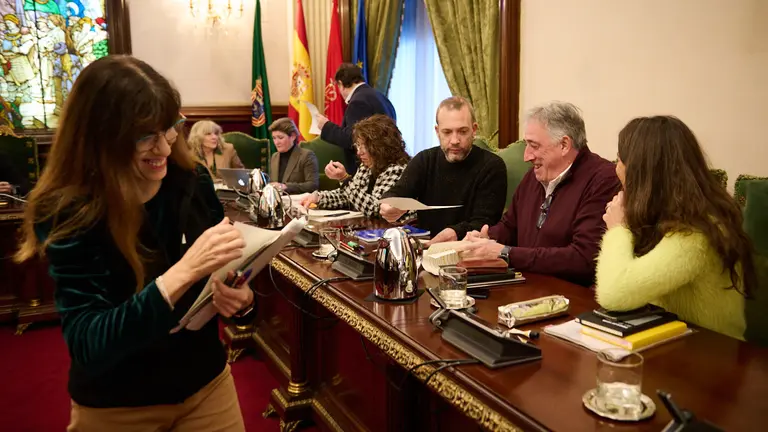 Maite Esporrín junto a concejales de EH Bildu durante la celebración del pleno extraordinario del Aynuntamiento. PABLO LASAOSA